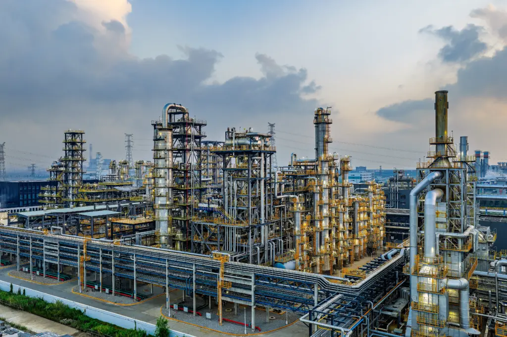 Large industrial chemical plant with towers and pipes.